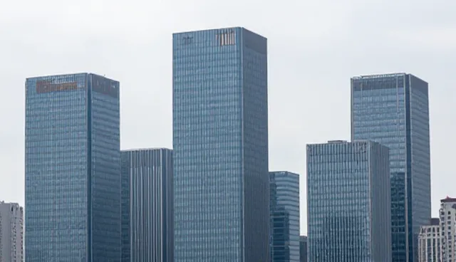 企业官网建设中服务器托管的性能与适用条件分析